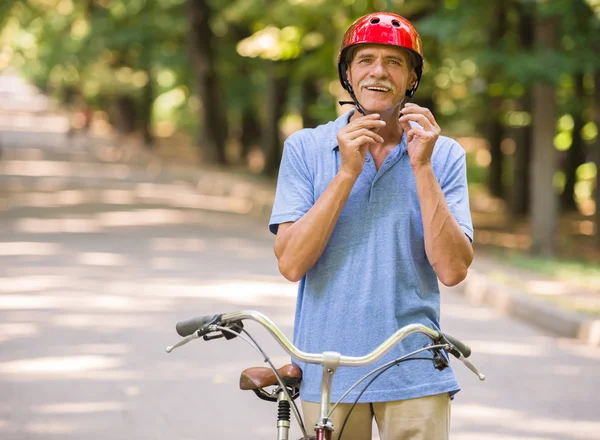 Hombre Mayor Sonriente Está Usando Casco Mientras Está Sentado Bicicleta —  Fotos de Stock