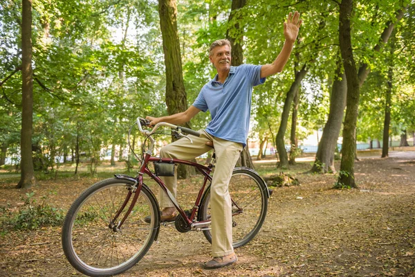 Homem Sênior Andar Bicicleta Parque Dizer Olá — Fotografia de Stock