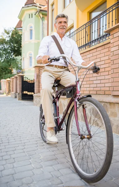 Hombre Mayor Está Montando Bicicleta Calle Pública Ciudad Concepto Vida —  Fotos de Stock