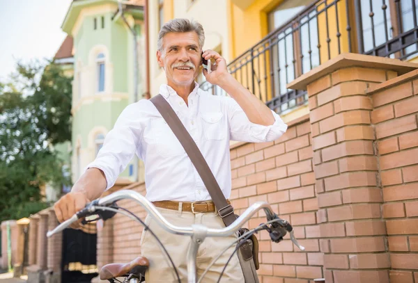 Hombre Mayor Está Hablando Por Teléfono Pie Con Bicicleta Calle —  Fotos de Stock