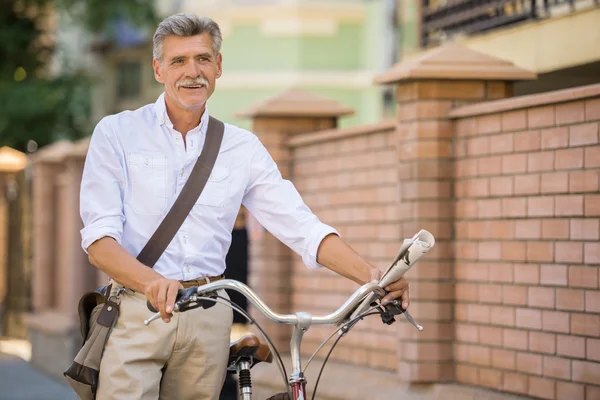 Senior Mann Mit Seinem Fahrrad Auf Der Straße Der Stadt — Stockfoto