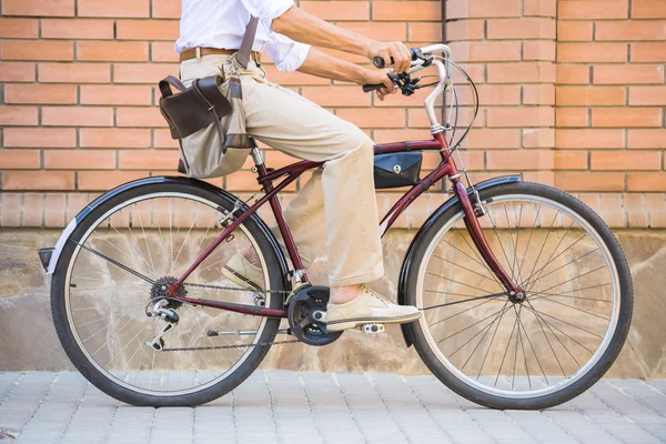 Старший мужчина с велосипедом — стоковое фото