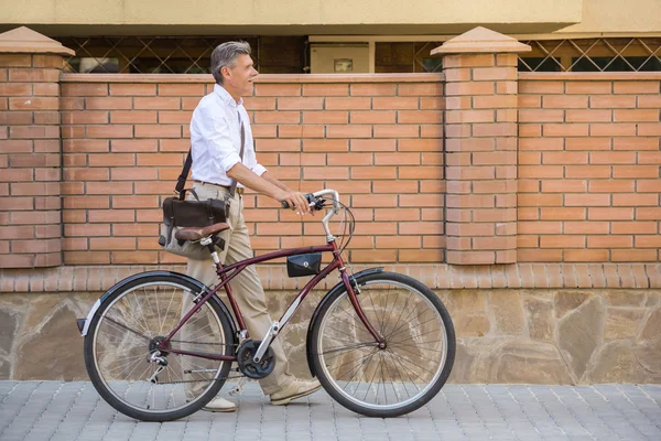 Vista Lateral Del Hombre Mayor Está Caminando Con Bicicleta Calle —  Fotos de Stock