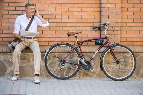 Homme Âgé Avec Vélo Journal Parle Par Téléphone Assis Extérieur — Photo