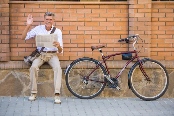 Senior Mit Fahrrad Liest Zeitung Freien — Stockfoto