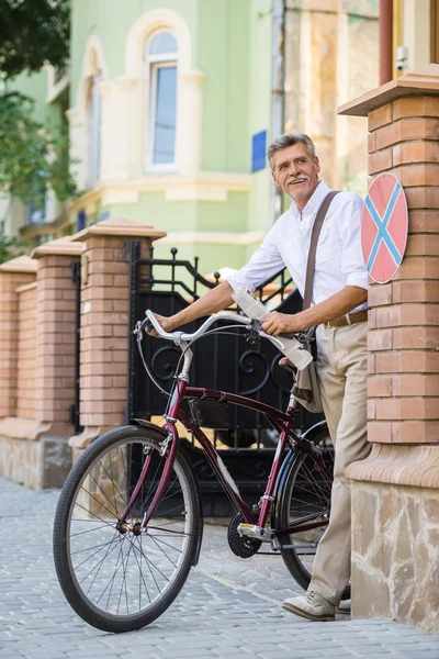 Hombre Mayor Está Caminando Con Bicicleta Calle —  Fotos de Stock