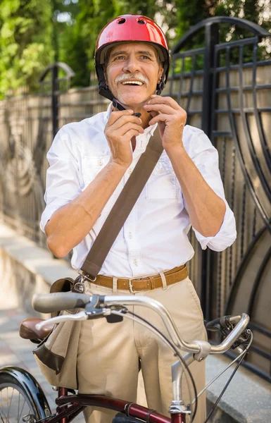 Sonriendo Hombre Mayor Está Usando Casco Montar Bicicleta —  Fotos de Stock