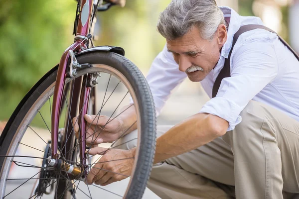 Hombre Mayor Está Reparando Bicicleta Calle —  Fotos de Stock