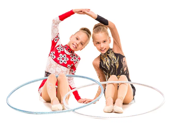 niña haciendo gimnasia con aro aislado sobre fondo blanco