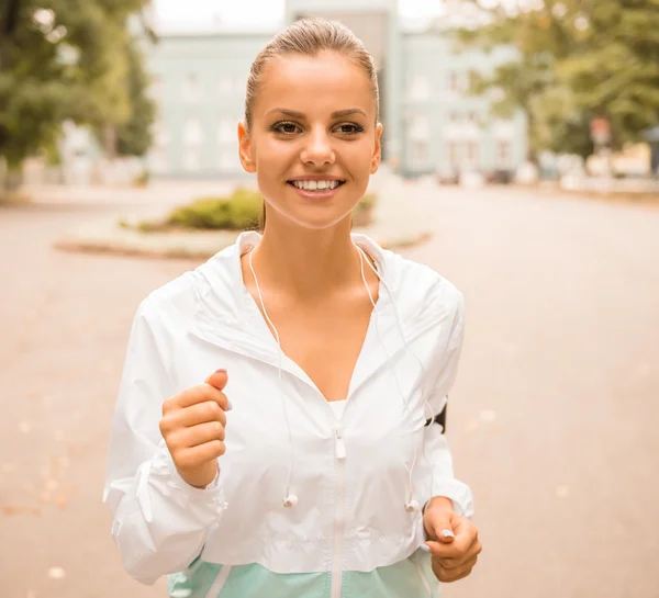 Mujer corriendo —  Fotos de Stock