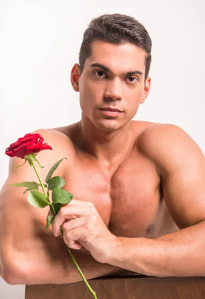 Jovem Muscular Homem Com Perfeito Torso Segurando Único Rosa Enquanto — Fotografia de Stock