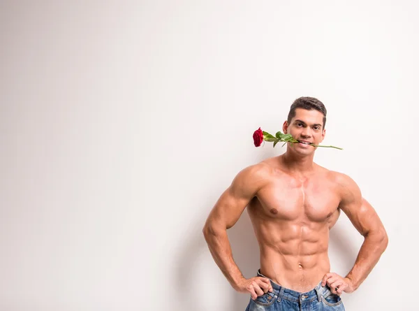 Jovem Homem Muscular Com Torso Perfeito Está Segurando Única Rosa — Fotografia de Stock