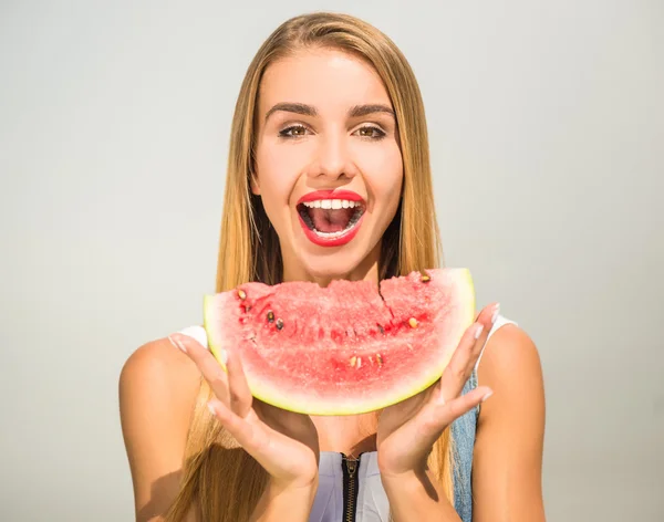 Frau mit Wassermelone — Stockfoto