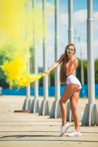 Frau mit Rauchbombe — Stockfoto