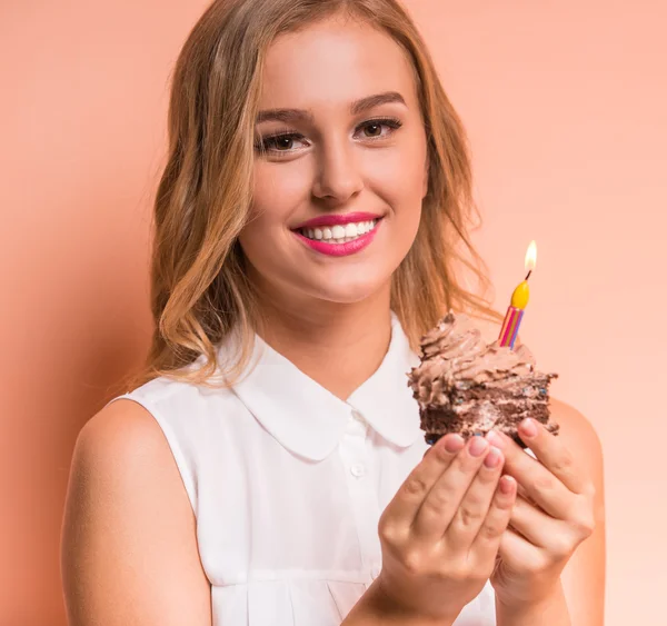 Femme avec gâteau — Photo