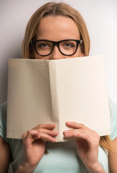 Mulher com livro — Fotografia de Stock