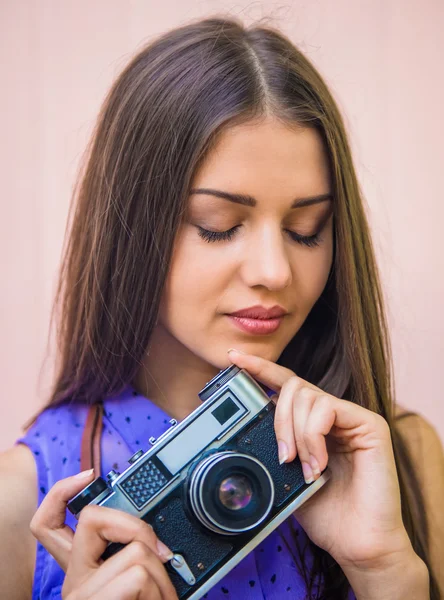 Jovem Mulher Bonita Com Câmera Antiquada Contra Parede Rosa Colorida — Fotografia de Stock