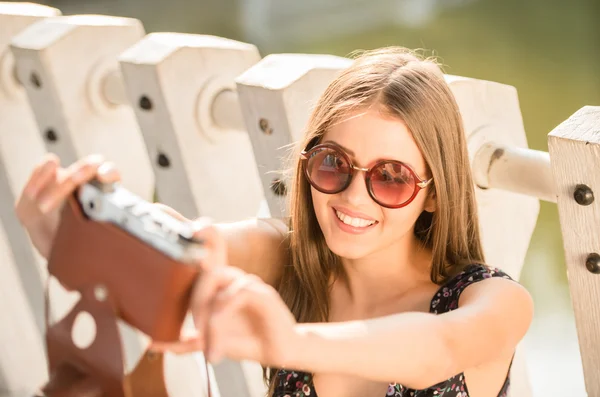 Mosolygó Fiatal Vesz Selfie Fotó Régi Vágású Kamera — Stock Fotó