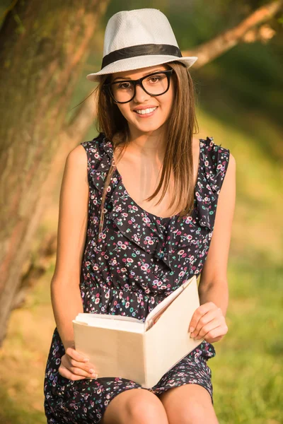 Mladá Krásná Žena Klobouku Brýle Čte Knihu Posezení Parku — Stock fotografie