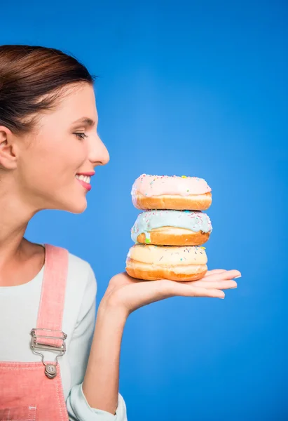 Donuts kadınla. — Stok fotoğraf