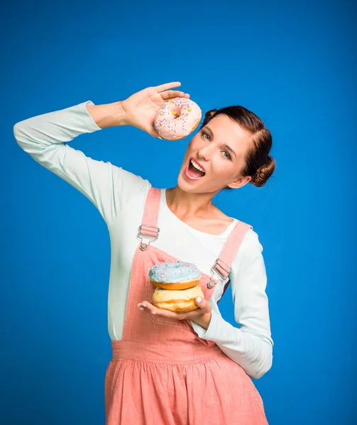 Vrouw met donuts. — Stockfoto