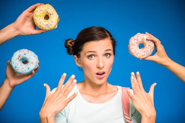 Mulher com donuts . — Fotografia de Stock