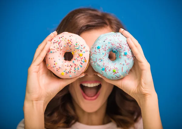 Vrouw met donuts. — Stockfoto