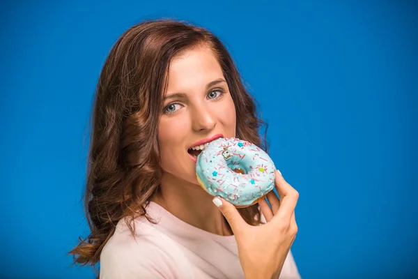 Vrouw met donut. — Stockfoto