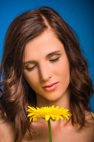 Frau mit Blume — Stockfoto