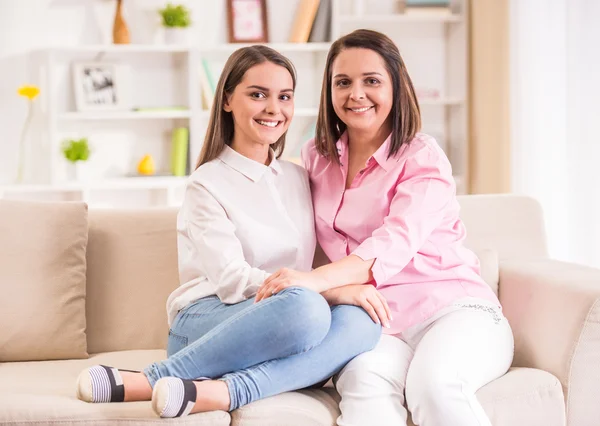 Madre e hija —  Fotos de Stock