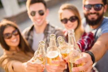 arkadaşlar açık havada