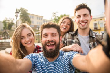 arkadaşlar açık havada