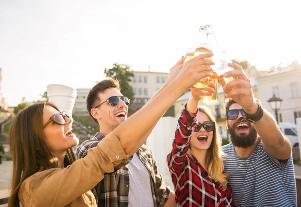 Friends outdoors — Stock Photo, Image