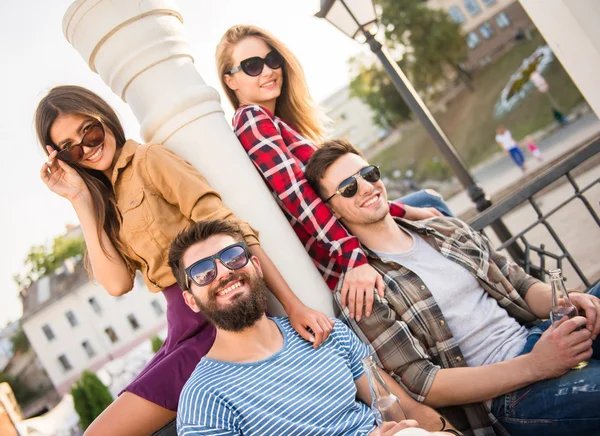 Vänner utomhus — Stockfoto