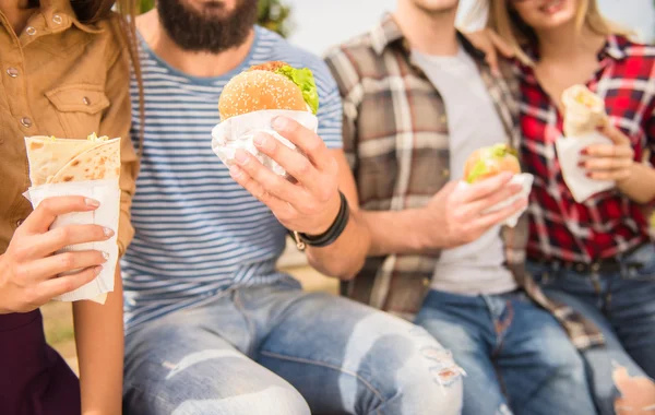 Vänner utomhus — Stockfoto