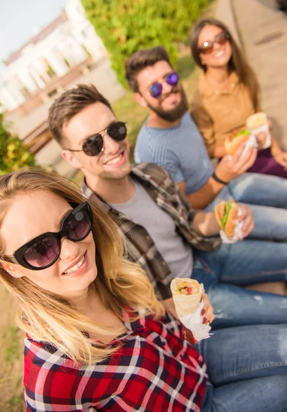 Vänner utomhus — Stockfoto