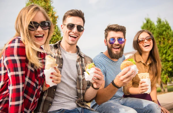 Friends outdoors — Stock Photo, Image