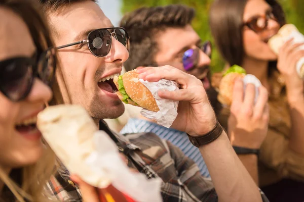 Vänner utomhus — Stockfoto