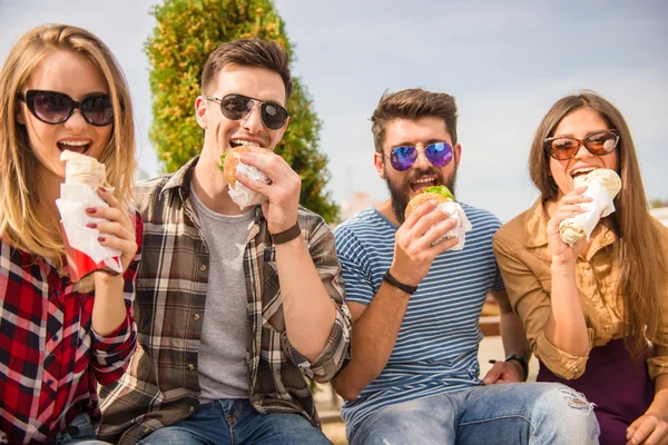 Vänner utomhus — Stockfoto