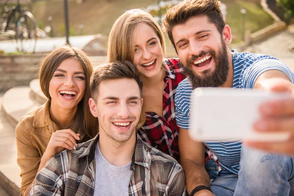 Amigos ao ar livre — Fotografia de Stock