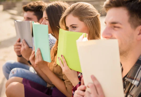 Friends outdoors — Stock Photo, Image