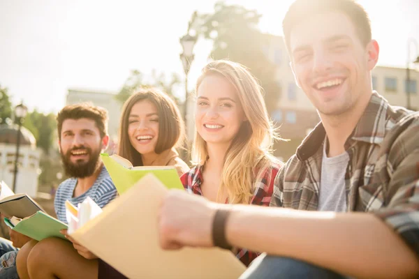 Amigos afuera. — Foto de Stock