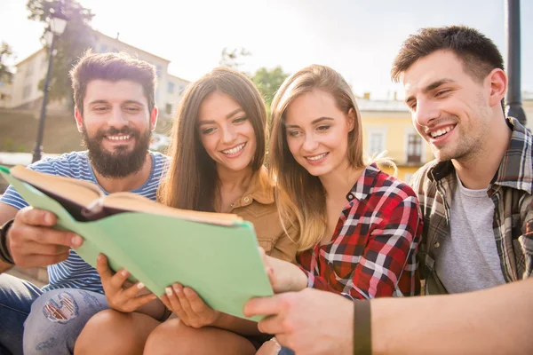 Friends outdoors — Stock Photo, Image