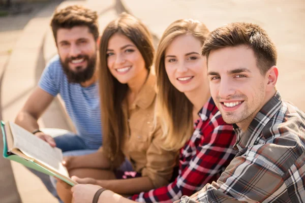 Friends outdoors — Stock Photo, Image