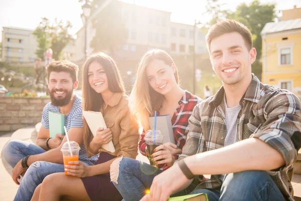 Amigos afuera. — Foto de Stock