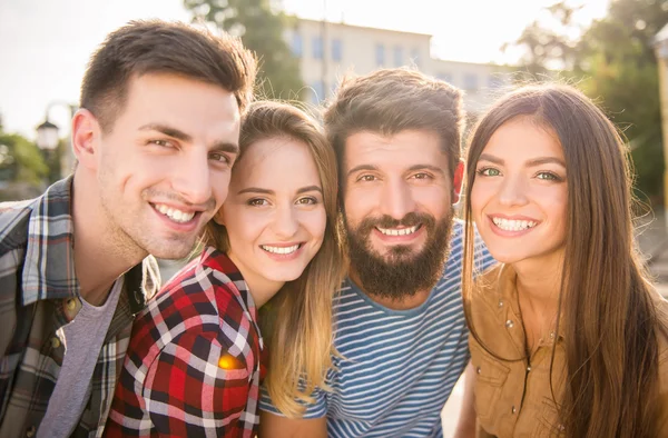 Amigos ao ar livre — Fotografia de Stock