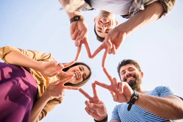 Friends outdoors — Stock Photo, Image