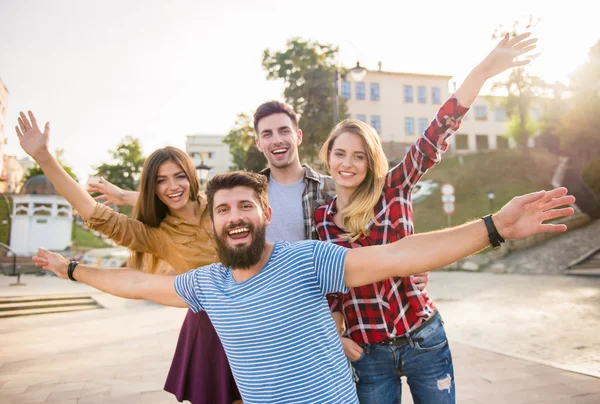 Friends outdoors — Stock Photo, Image