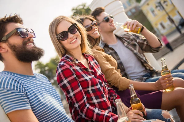 Friends outdoors — Stock Photo, Image