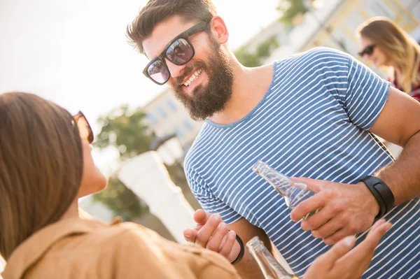 Vänner utomhus — Stockfoto